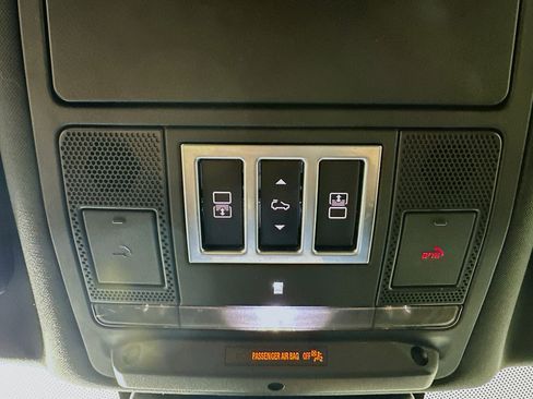 Used 2020 Land Rover Discovery SE image 30