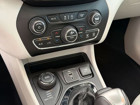 Used 2021 Jeep Cherokee Limited AWD/4WD image 17