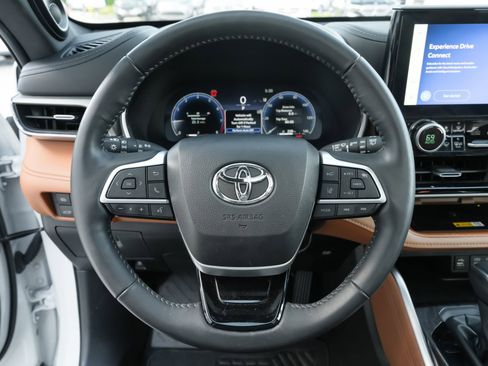 Used 2024 Toyota Highlander Platinum image 19