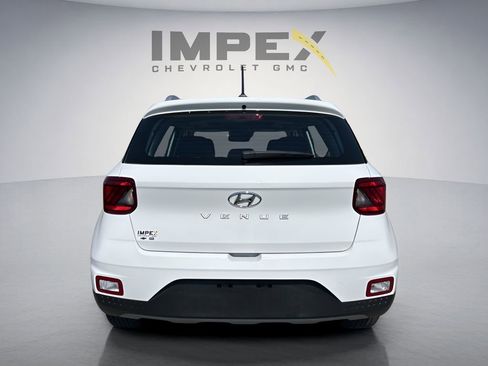 Used 2025 Hyundai Venue SEL FWD image 4