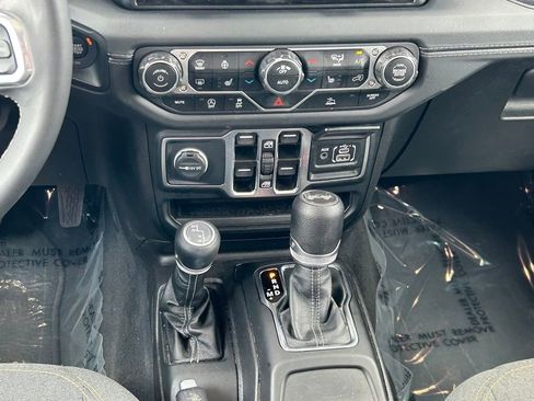 Used 2025 Jeep Wrangler Unlimited Sahara AWD/4WD image 20
