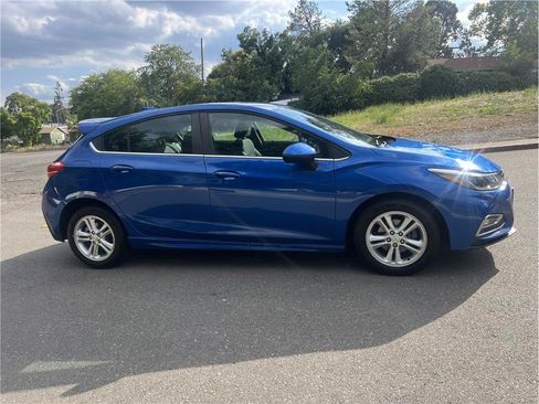 Used 2018 Chevrolet Cruze LT w/ Convenience Package FWD image 8