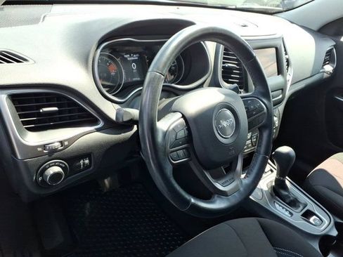 Used 2020 Jeep Cherokee Latitude w/ Cold Weather Group AWD/4WD image 8