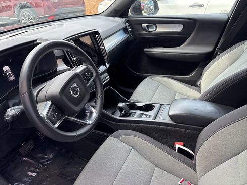 Used 2024 Volvo XC40 B5 Core image 10