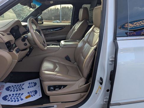 Used 2019 Cadillac Escalade ESV Platinum image 18