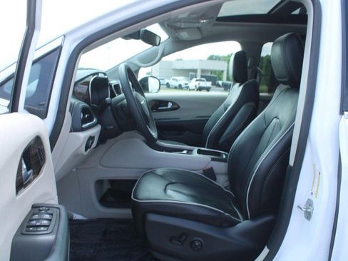 Used 2023 Chrysler Pacifica Limited image 8