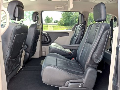 Used 2014 Chrysler Town & Country Touring FWD image 20