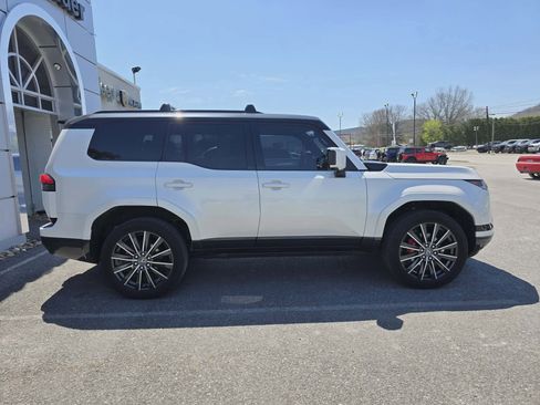 Used 2024 Lexus GX 550 w/ Accessory Package (2T) AWD/4WD image 2