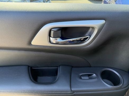 Used 2020 Nissan Pathfinder SV image 14