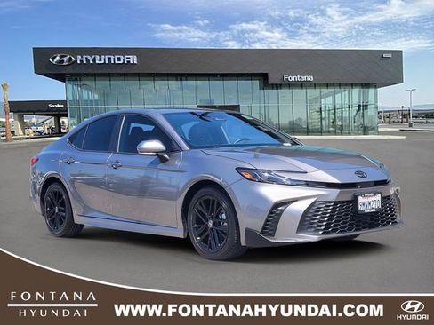 Used 2025 Toyota Camry SE FWD image 1