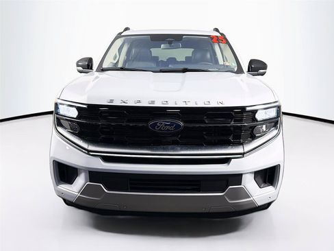 Used 2025 Ford Expedition Max Platinum AWD/4WD image 2