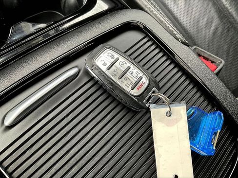 Used 2025 Chrysler Pacifica Limited FWD image 28