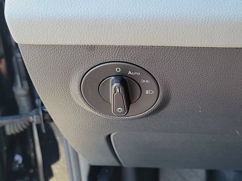 Certified 2023 Volkswagen Taos SE w/ Panoramic Sunroof Package FWD image 28