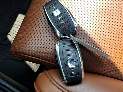 Used 2019 Lincoln Navigator Reserve AWD/4WD image 32