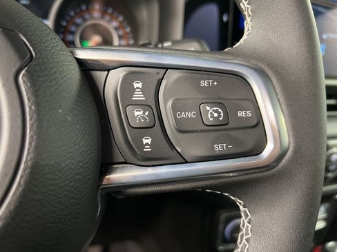 Used 2025 Jeep Wrangler Sahara image 20