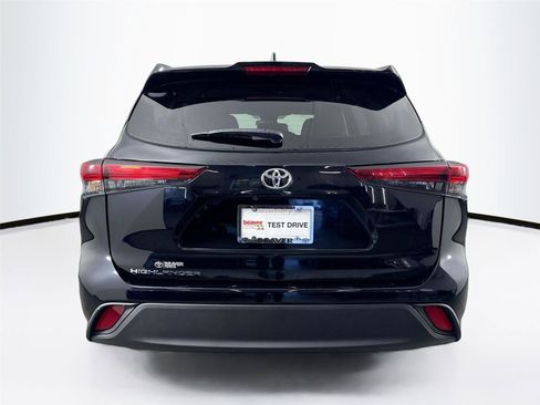 Certified 2023 Toyota Highlander L image 7