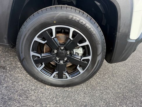 Used 2023 Jeep Renegade Latitude AWD/4WD image 19