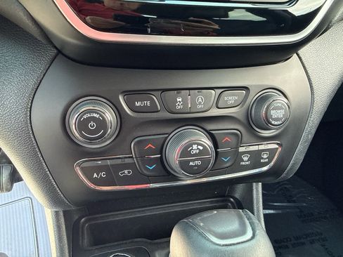 Used 2020 Jeep Cherokee Limited AWD/4WD image 23