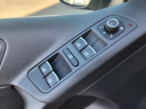 Used 2016 Volkswagen Tiguan SE image 18