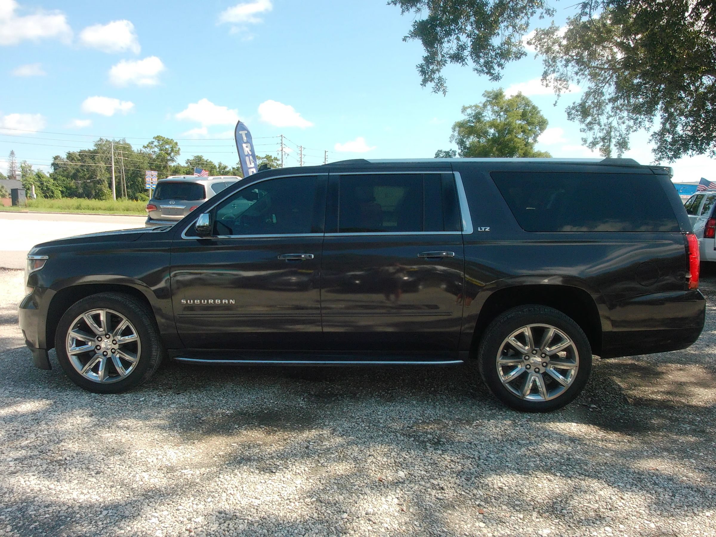 Used 2015 Chevrolet Suburban LTZ RWD image 9