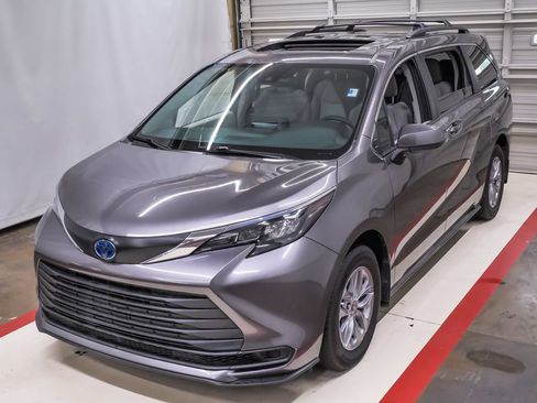 Used 2024 Toyota Sienna LE w/ LE Plus Package FWD image 1