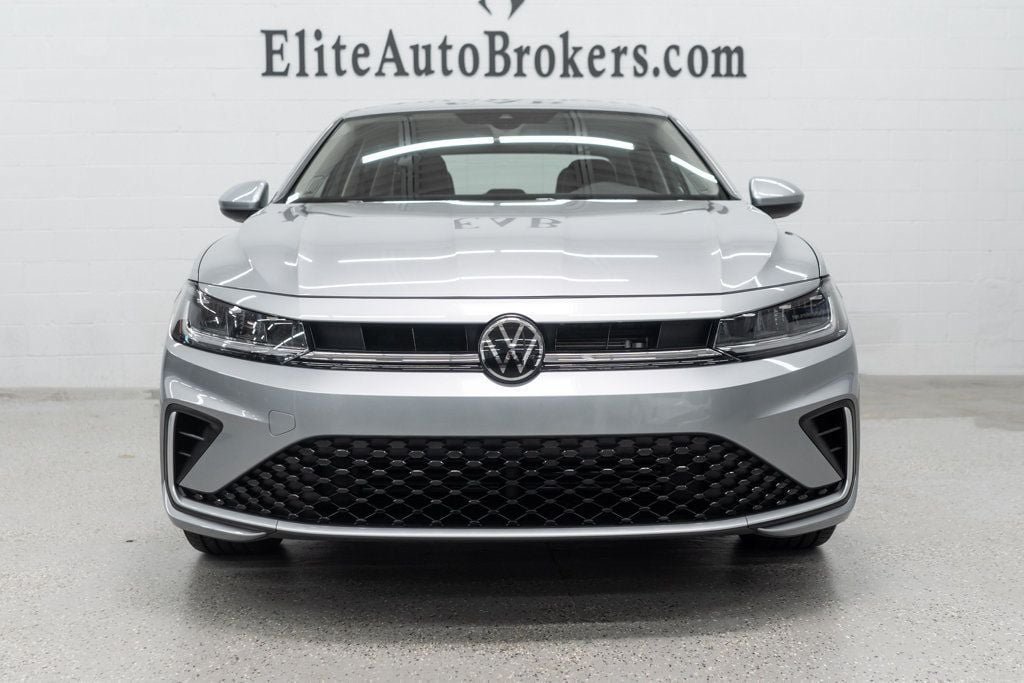 Used 2025 Volkswagen Jetta SE w/ Black Wheel Package FWD image 3