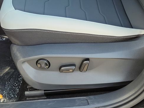 New 2026 Volkswagen Taos SE FWD image 15