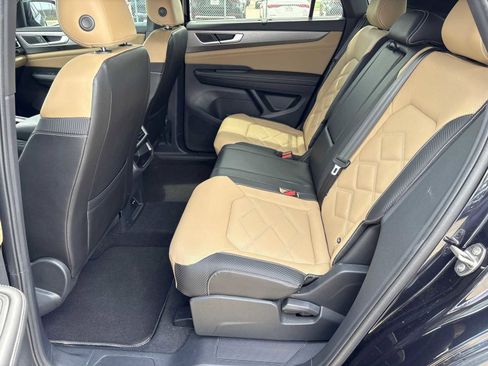 Used 2024 Volkswagen Atlas Cross Sport SE image 11