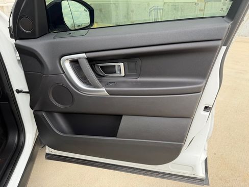 Used 2019 Land Rover Discovery Sport SE image 25