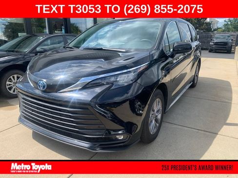 Used 2025 Toyota Sienna XLE AWD/4WD image 1