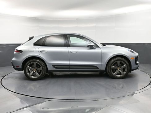 Certified 2022 Porsche Macan AWD/4WD image 9