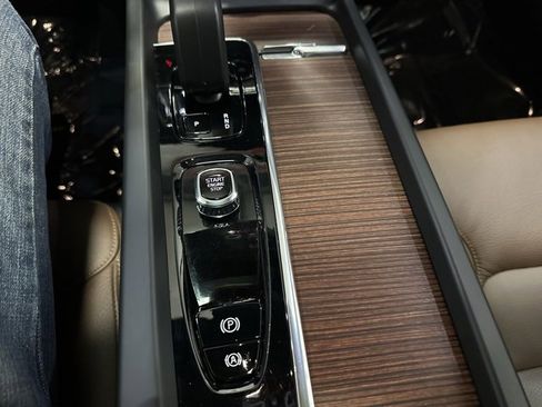 Used 2023 Volvo V60 B5 Cross Country Plus image 19