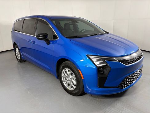 New 2027 Chrysler Pacifica Select FWD image 2