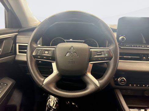 Used 2023 Mitsubishi Outlander SE image 12