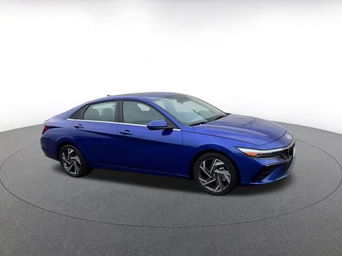 Used 2025 Hyundai Elantra SEL image 2