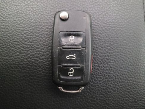 Used 2016 Volkswagen Tiguan S image 32