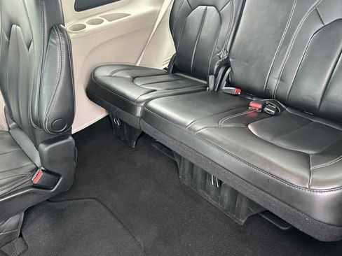 Used 2023 Chrysler Pacifica Touring-L image 14