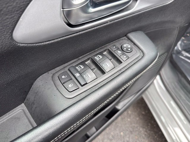 Used 2025 Chrysler Pacifica Limited FWD image 16
