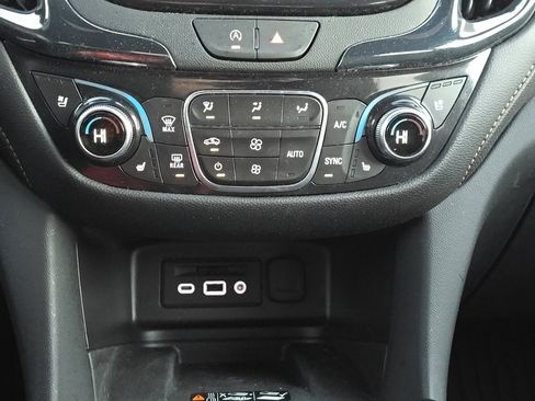 Used 2024 Chevrolet Equinox Premier image 18