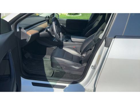 Used 2021 Tesla Model Y Long Range AWD/4WD image 3