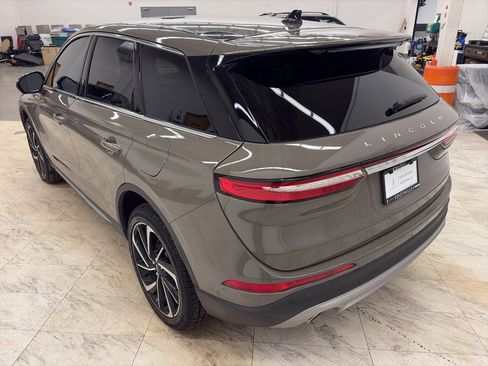 Used 2025 Lincoln Corsair Reserve w/ Rear Removable Package Tray image 5