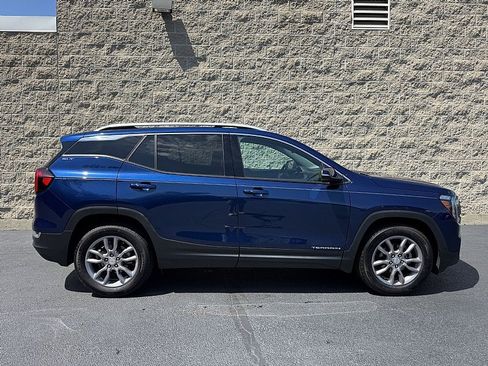 Used 2022 GMC Terrain SLT image 2