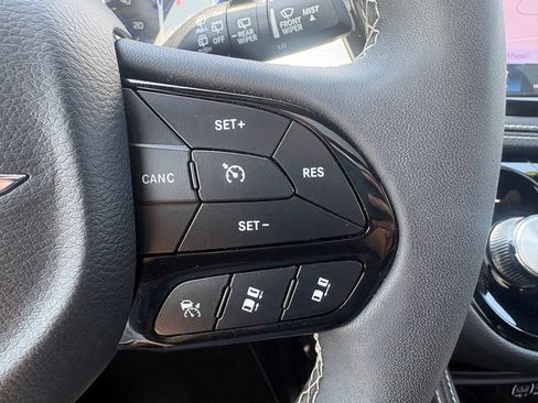 Used 2025 Chrysler Pacifica Limited FWD image 18