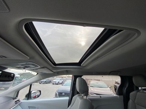 Used 2025 Toyota Sienna XLE image 32