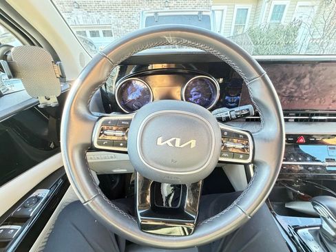 Used 2024 Kia Carnival EX image 4