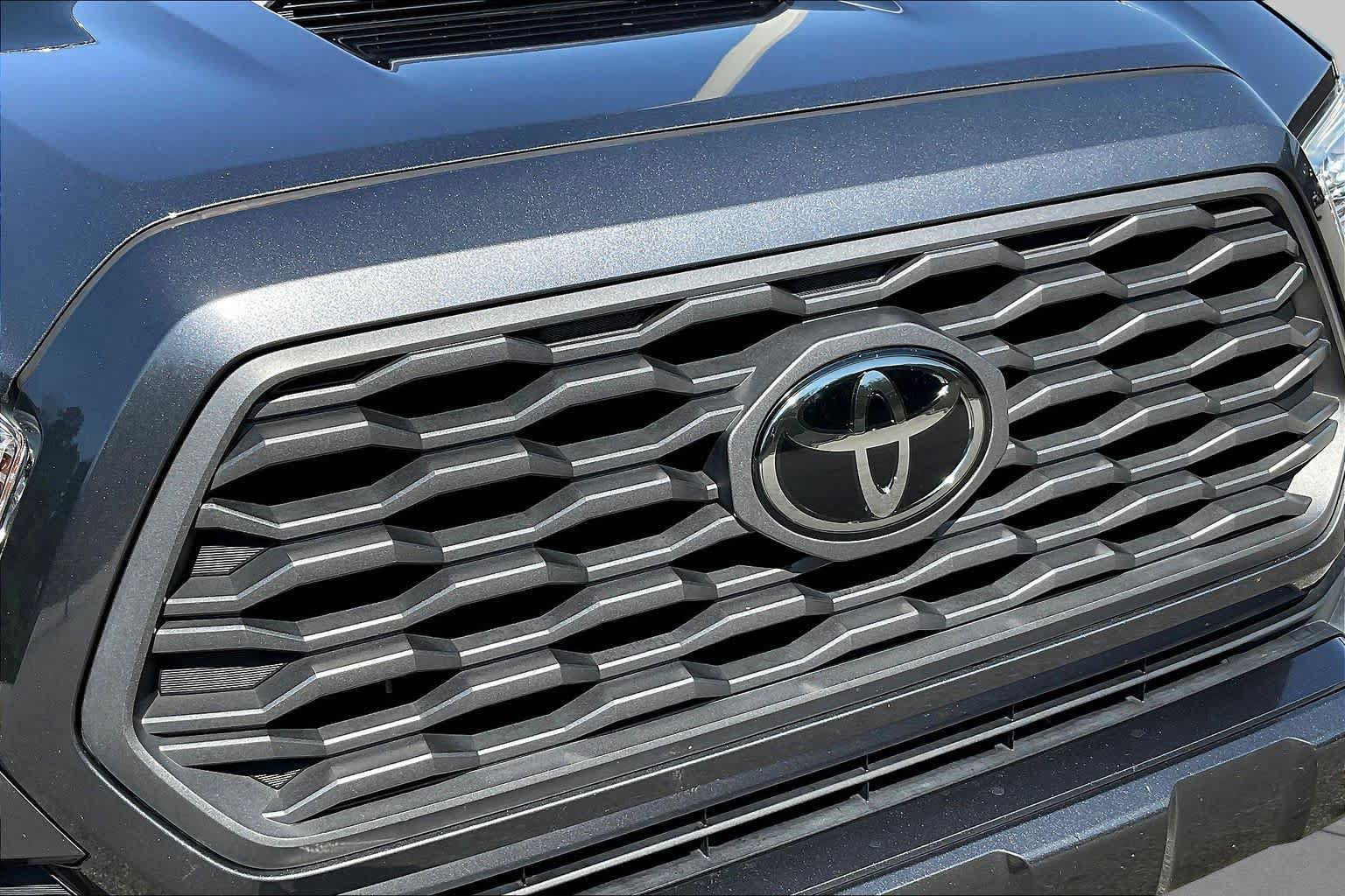 Used 2020 Toyota Tacoma TRD Sport AWD/4WD image 29