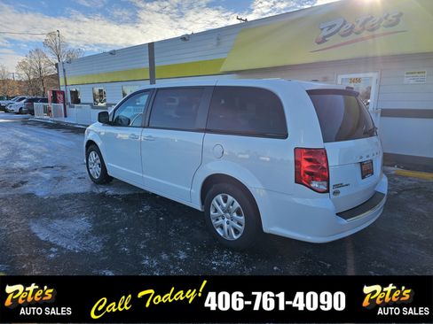 Used 2018 Dodge Grand Caravan SE w/ UConnect Hands-Free Group image 2