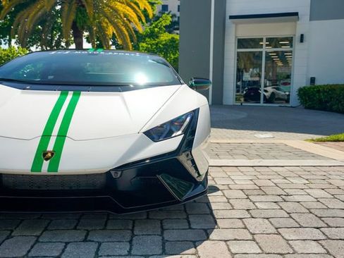 Used 2023 Lamborghini Huracan Tecnica RWD image 8