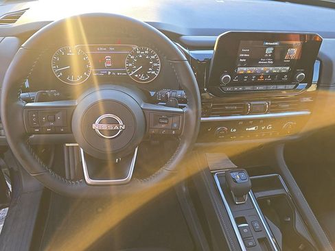 Used 2025 Nissan Pathfinder SV FWD image 17