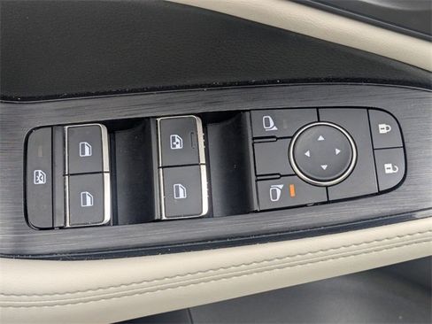 Used 2023 Nissan Rogue SL w/ SL Premium Package image 12